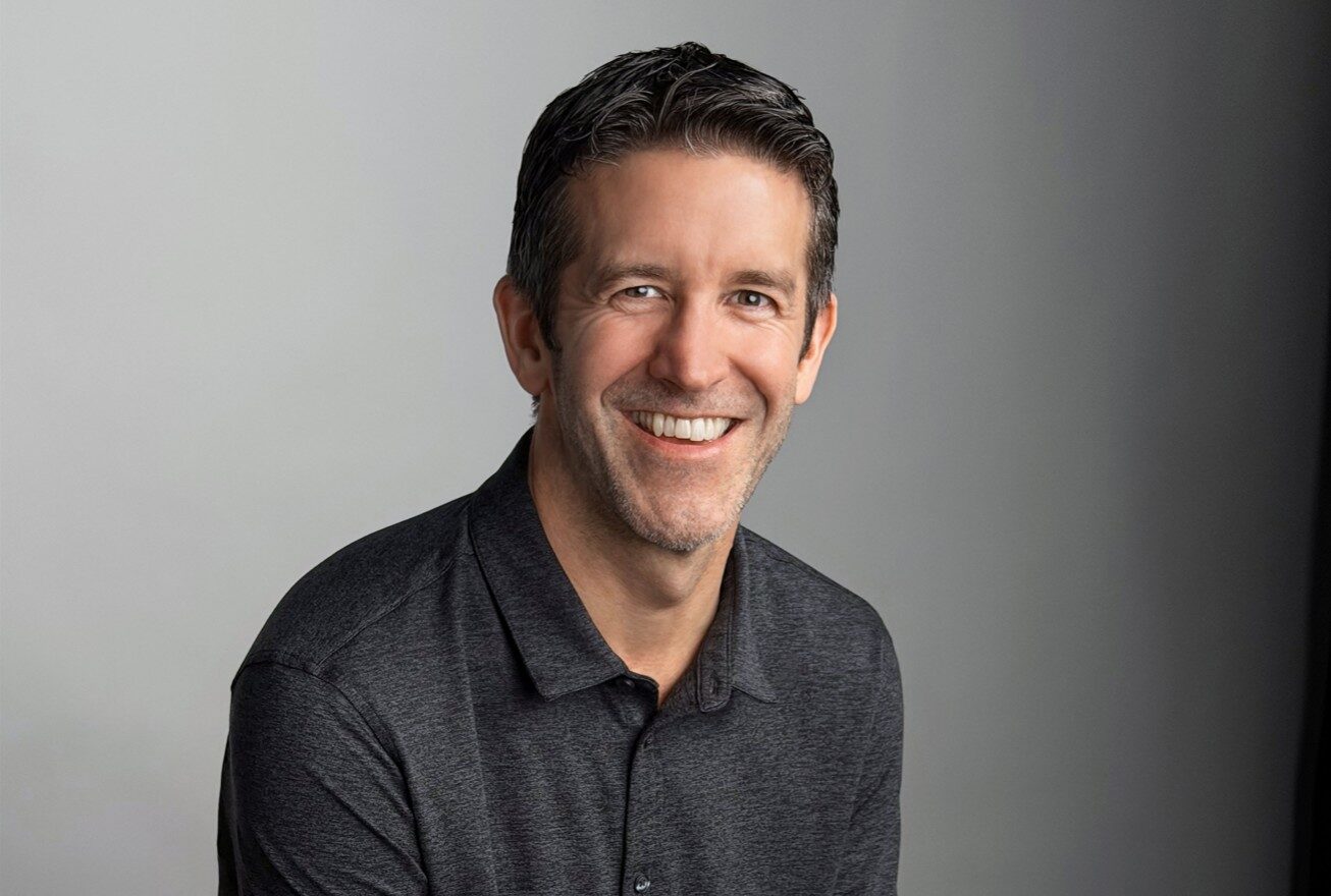 Tim Cook deja la dirección de Apple: John Ternus asumirá como CEO en 2026