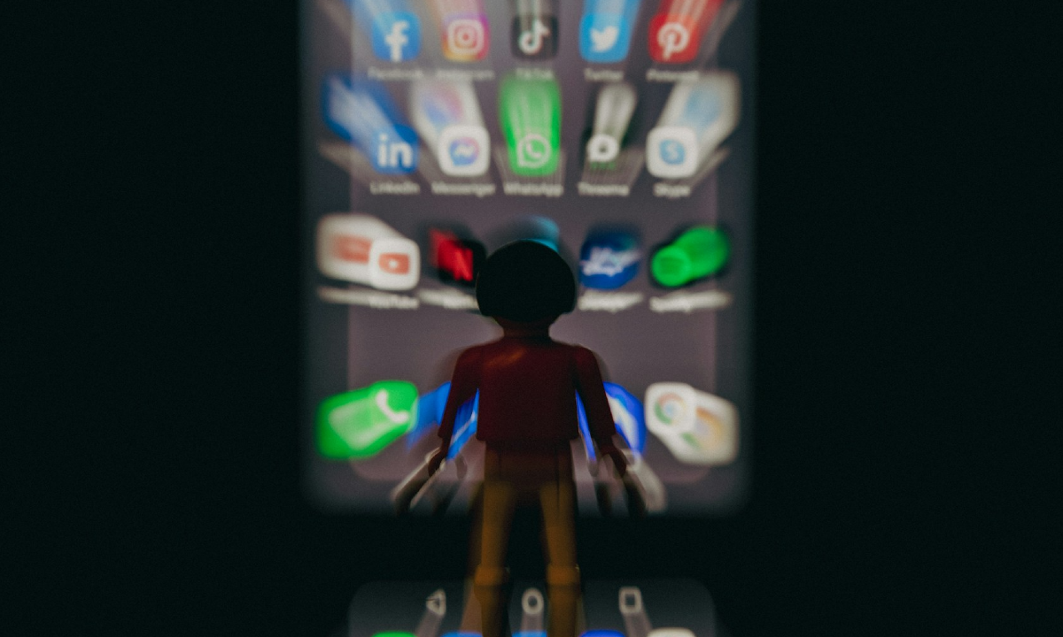 Reino Unido prohíbe redes sociales en menores de 16 años: ¿Impulsa esta tendencia global a regular en Colombia?
