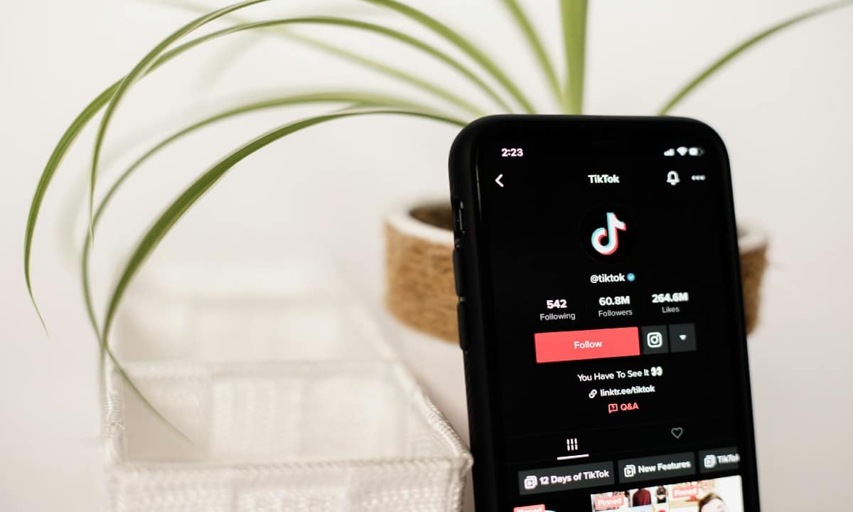 Casi el 60% de videos que TikTok muestra a nuevos usuarios son generados por IA